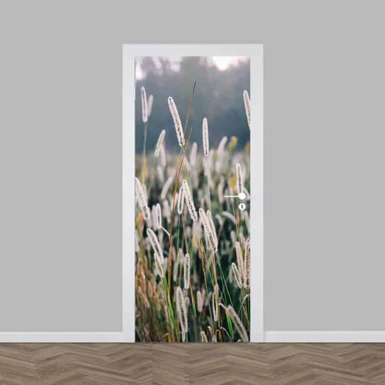Deursticker dichtbij in het riet