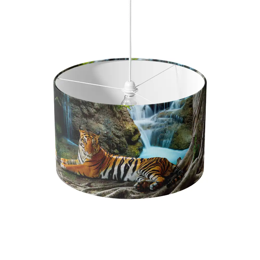 Lampenkap Tijger bij waterval hangend
