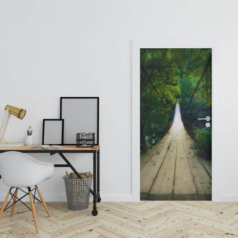 deursticker Touwbrug in regenwoud