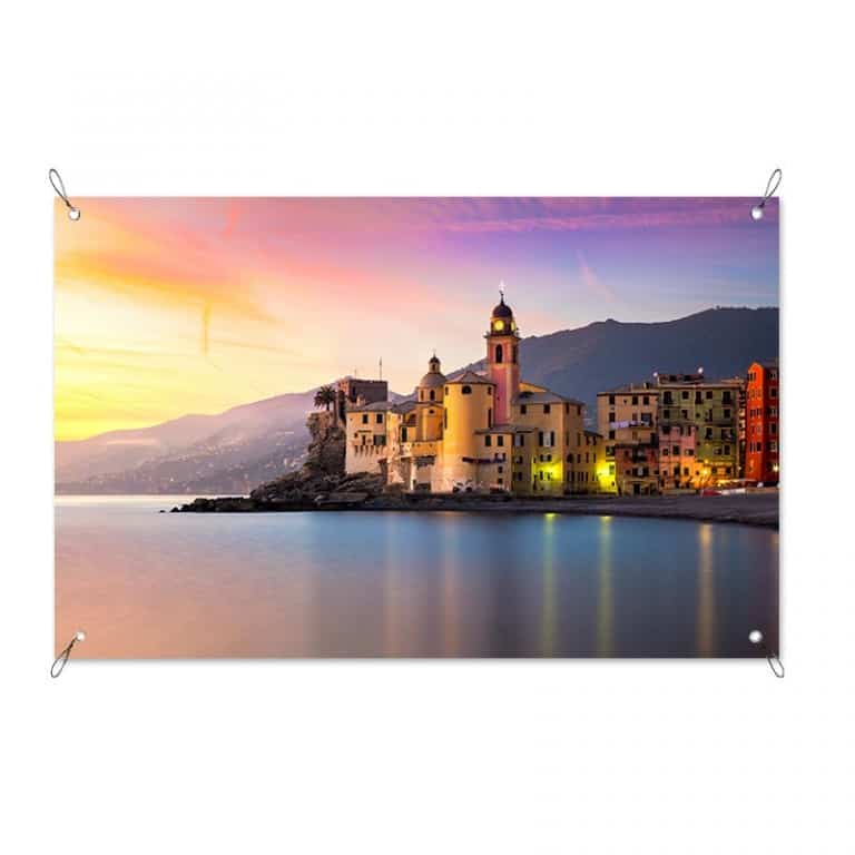 Tuinposter Italiaanse kustplaats in de avond