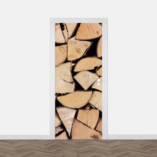 deursticker opgestapeld hout