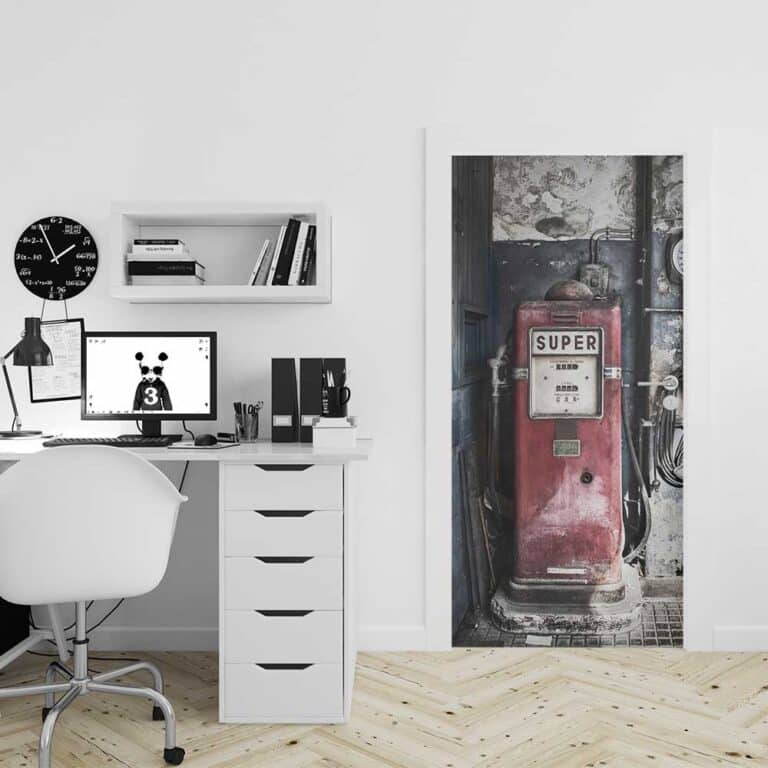 Deursticker Oude benzinepomp