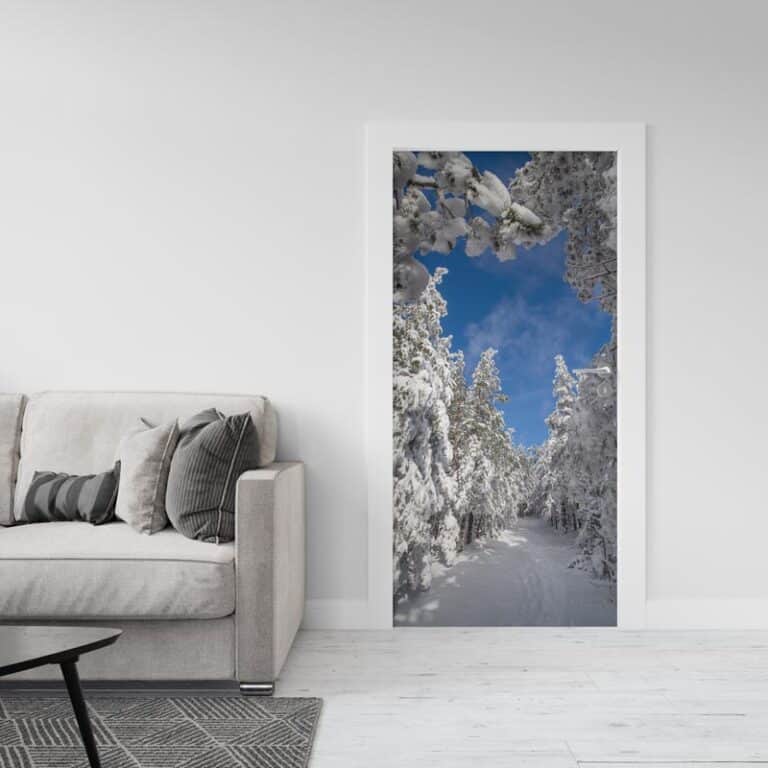 Deursticker Besneeuwde bomen in het bos