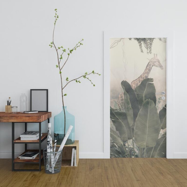 Deursticker Giraf in mistige jungle