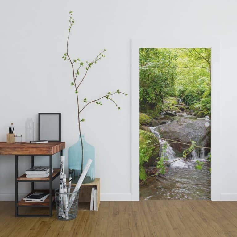 Deursticker Beek in zonnig bos - deursticker - deurposter - deursticker bos