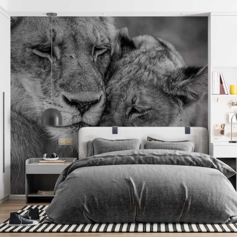 Fotobehang Knuffelende leeuw met jong