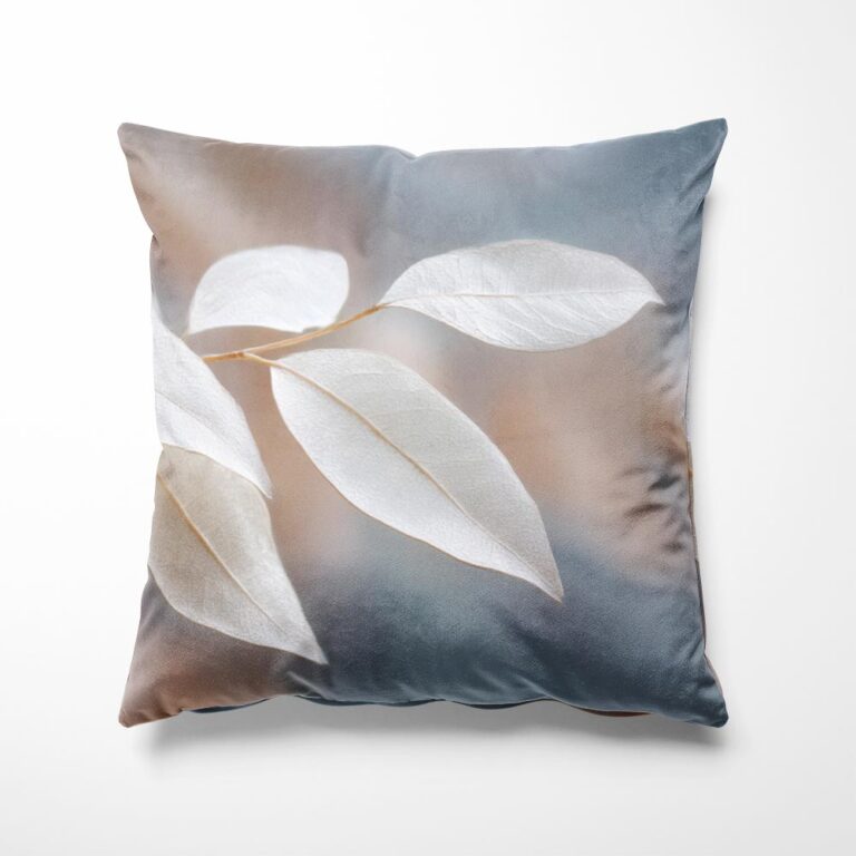 Sierkussen lichte blaadjes aan tak